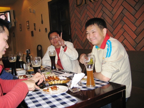 Bretzel essen mit Messer und Gabel