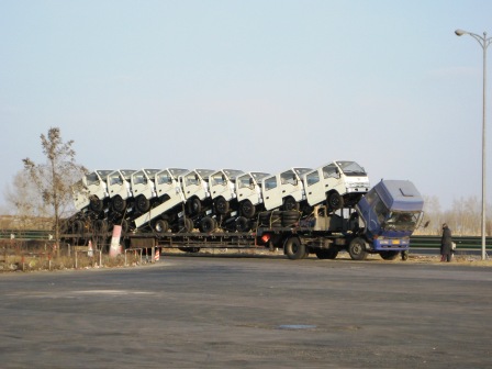 LKW mit 9 Transporter auf einem Rastplatz