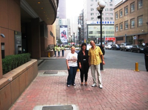 Hier mit Gabriele und Klaus vor unserem Hotel Shangri-La