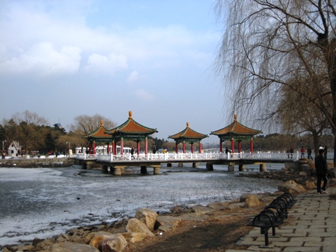 Ein Steg im Nanhu Park