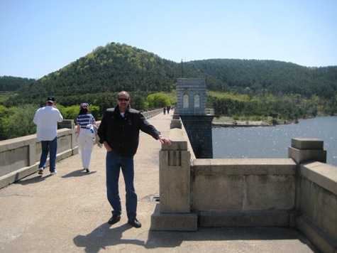 Auf der Staumauer