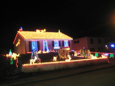 Weihnachtlich geschmücktes Haus