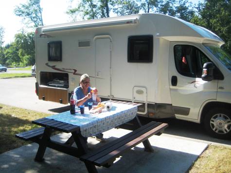 Picknick auf einem Rastplatz in Frankreich