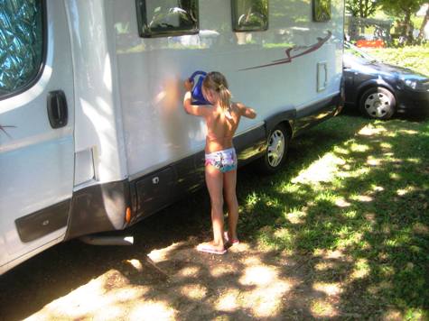 Milena hat ganz fleiig das Wasser am Wohnmobil aufgefllt