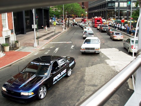 Parade von alten Polizeifahrzeugen